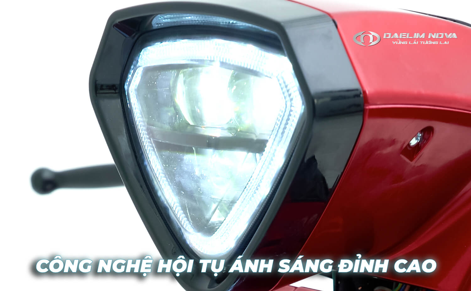 Hệ thống đèn LED Projector trên xe điện Daelim Nova mang lại luồng sáng tập trung, hiện đại và tiết kiệm năng lượng.